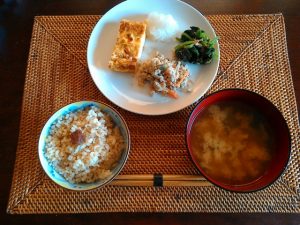 お味噌汁と漬け物、主菜、副菜の昔ながらのスタイル